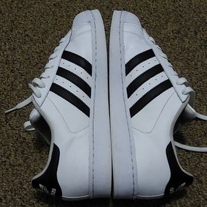 White and black size 10 men's pair of sneakers.